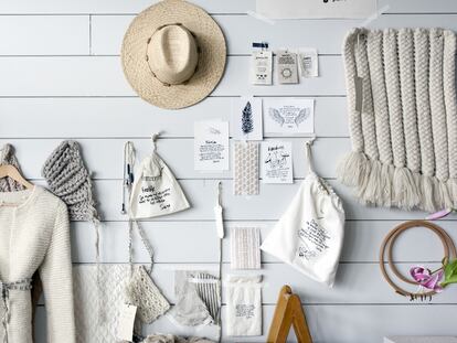 Prendas y muestras de tejido de Atelier Sukha, negocio que la propietaria, Irene Mertens, dirige junto a Sam IJsbrandy, y a través del que comercializan muebles y accesorios fabricados en India
con materiales naturales.