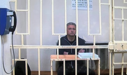 El exviceministro de Defensa Timur Ivanov asiste tras las rejas a su juicio en un tribunal de Moscú, el 8 de mayo.
