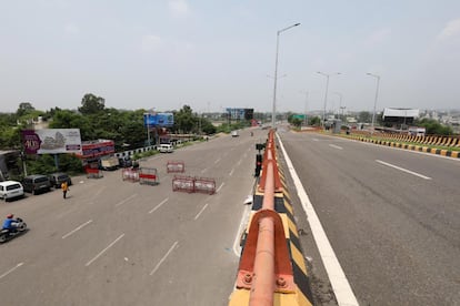 Vista general de una calle durante el toque de queda decretado en la ciudad de Jammu (India).