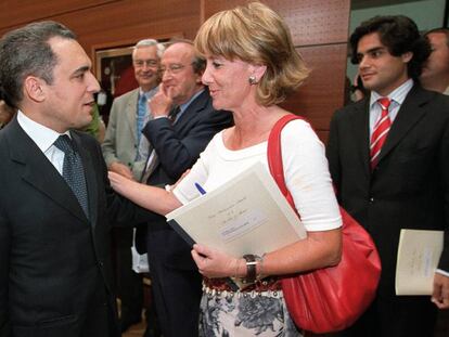 Rafael Simancas y Esperanza Aguirre, en la Asamblea de Madrid en junio de 2003.