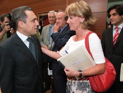 Rafael Simancas y Esperanza Aguirre, en la Asamblea de Madrid en junio de 2003.