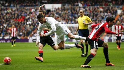 Cristiano Ronaldo cae al suelo.