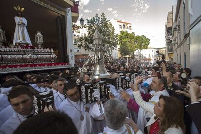 <b>LUNES SANTO. Málaga.</b> La presidenta de la Junta de Andalucía, Susana Díaz, toca con el martillo la campana del trono de Jesús El Cautivo a su salida de la casa hermandad.