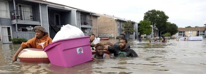 Afectados por las inundaciones abandonan sus viviendas tras las inundaciones.