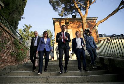 El presidente, Pedro Sánchez, enseña los jardines de La Moncloa.