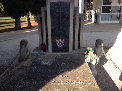 Tumba del militar nazi en el cementerio de Carcaixent.