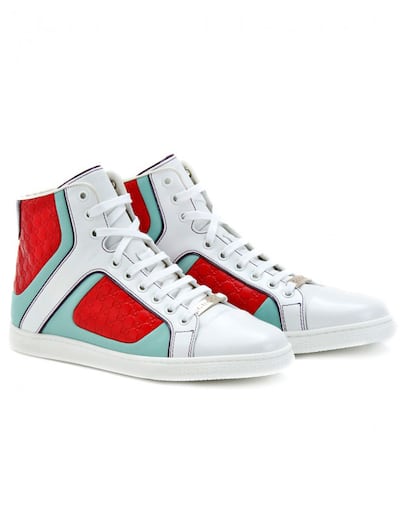 Sneaker con logo grabado, de Gucci (425 euros).