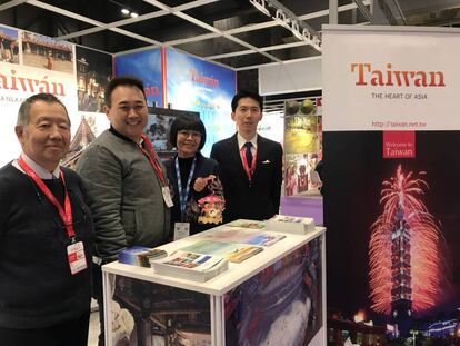 Los representantes de la Oficina Económica y Cultural de Taipei posan en el estand de Taiwan.