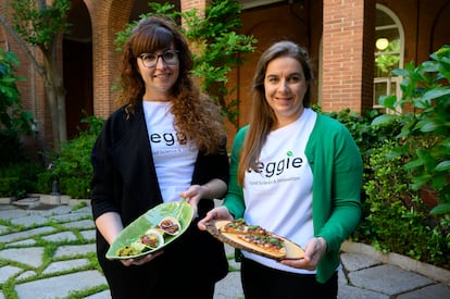 Marta Garcés (izquierda) y Marta Miguel posan con dos platos diferentes hechos con carne vegetal.