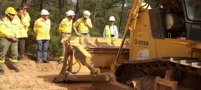 Agentes de Medio Ambiente y trabajadores participan en una jornada de formación conjunta en materia de control del fuego.
 