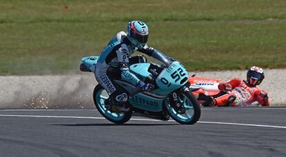 Kent se sale de la trazada tras el toque con Bagnaia, al fondo.