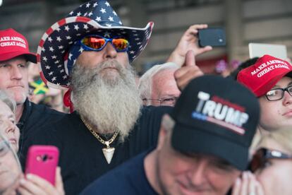 Seguidores de Trump en su mitin del sábado en Florida.