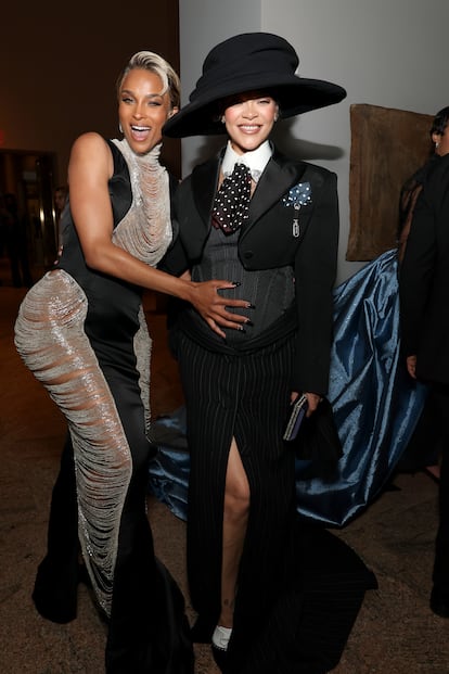 La cantante y bailarina estadounidense, Ciara, posa con la intérprete y empresaria Rihanna, quien anunció su tercer embarazo en la gala del Met en Nueva York convirtiéndose así en una de las grandes protagonistas del evento. La cantante llegó a la alfombra roja apenas unos minutos antes de la gran fiesta en la que su pareja y padre de sus dos hijos, A$AP Rocky, fue coanfitrión.