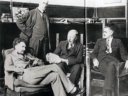 El poeta Ezra Pound, John Quinn (de pie), abogado, Ford Madox Ford, editor, y James Joyce, de izquierda a derecha.