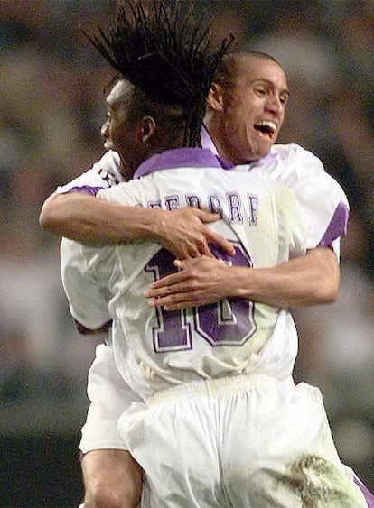 Con el pitido final del partido, los jugadores del Real Madrid festajan su proeza. Roberto Carlos y Clarence Seedorf, dos protagonistas de la séptima, celebran la victoria del Real Madrid sobre el Juventus. Son campeones.