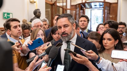 Santiago Abascal, líder de Vox, atiende a los periodistas este jueves en los pasillos del Congreso de los Diputados.