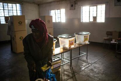 Una mujer emite su voto en la mesa electoral de Stanley Hall, en el municipio de Makokoba.