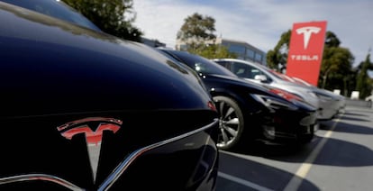 Tesla Model X, junto a un Model S, en un concesionario de coches eléctricos de la compañía en Sidney (Australia).