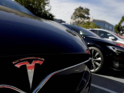 Tesla Model X, junto a un Model S, en un concesionario de coches el&eacute;ctricos de la compa&ntilde;&iacute;a en Sidney (Australia).