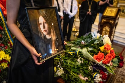 Funeral de la escritora Victoria Amelina en el monasterio de la Cúpula Dorada de San Miguel en Kiev (Ucrania).