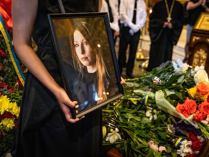 Funeral de la escritora Victoria Amelina en el monasterio de la Cúpula Dorada de San Miguel en Kiev (Ucrania).