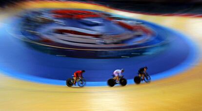 El equipo chino de ciclismo en pista, durante un entrenamiento en el velódromo olímpico de Londres