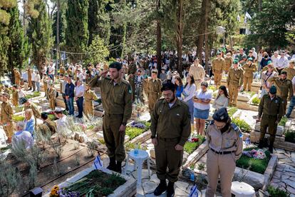 Dos minutos de silencio en el cementerio militar del Monte Herzl de Jerusalén con motivo del día en recuerdo de los soldados caídos y las víctimas del terrorismo, este martes. 