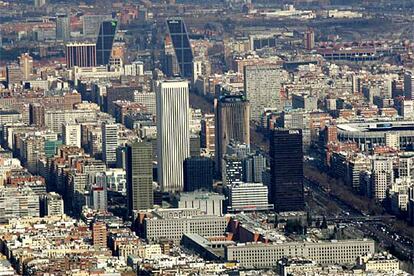 Vista panorámica de la zona norte de Madrid, en la que se distingune las torres del complejo Azca y las inclinadas de la Plaza de Castilla.