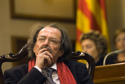 El escritor Josep Piera, anoche en el Ayuntamiento de Gandia.