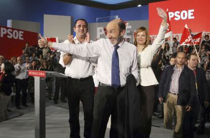El candidato del PSOE, Alfredo Pérez Rubalcaba, junto a la ministra de Sanidad, Leire Pajín y el líder de los socialistas valencianos, Jorge Alarte