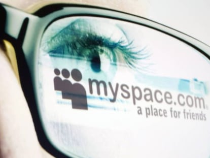 Un anuncio de MySpace reflejado en las gafas de un usuario. 