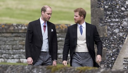 Guillermo y, a la derecha, Enrique de Inglaterra, a su llegada el sábado a la boda de Pippa Middleton.