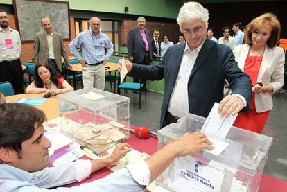 El presidente de Castilla-La Mancha y candidato a la reelección, José María Barreda, junto a su mujer, la diputada Clementina Díez de Baldeón, deposita su voto en el colegio del Centro Social de La Poblachuela.