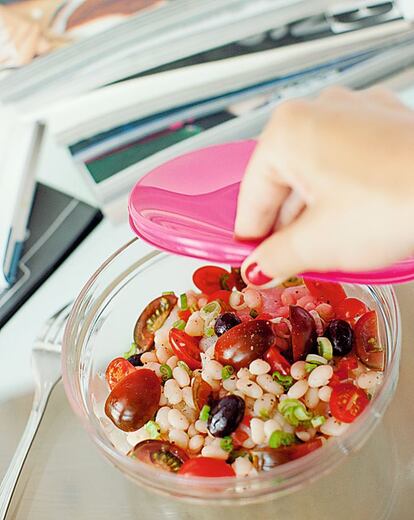 <p>Platos como este –que además funcionan como únicos– son perfectos para los días en los que falla la organización, porque todos sus ingredientes se pueden comprar en un mercado o supermercado y no hace falta más que un cuchillo y menos de cinco minutos para prepararlos.</p><p><b>Esqueixada de bacalao con judías</b></p><p><i>Ingredientes</i></p><p> Para 4 personas: 750 gramos de judías blancas cocidas, 250 gramos de migas de bacalao desalado, 1 pimiento rojo, 1 pimiento verde, 1 cebolleta, 300 gramos de tomates cherry, perejil fresco, 2 cucharadas de vinagre de manzana, 3 cucharadas de aceite de oliva virgen extra, ½ cucharada de hojas de tomillo seco, sal, pimienta. </p><p><i> Preparación</i></p><p> 1. Cortar en daditos el pimiento rojo y el verde. 2. Hacer lo mismo con la parte blanca –reservar el tallo– de la cebolleta, remojándola unos minutos en agua fría con un buen chorro de vinagre para que pierda fuerza y no repita. 3. Mezclar las hortalizas con las judías y el bacalao. 4. Preparar una vinagreta con el vinagre, el aceite, sal, pimienta y las hojas de tomillo. 5. Se puede aliñar esta parte de la ensalada por adelantado –estos alimentos absorberán el sabor del aliño sin mustiarse– y añadir los tomates en el momento de comer, o llevar la ensalada hecha y el aliño aparte y mezclarlos ya en la mesa. </p>