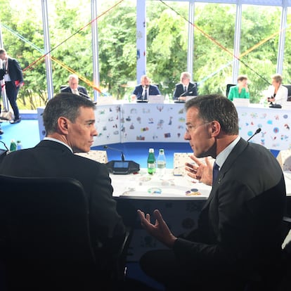 Tirana (Albania), 16/05/2025.- Spain's Prime Minister Pedro Sanchez (L) and NATO Secretary General Mark Rutte attend the 6th European Political Community (EPC) Summit in Tirana, Albania, 16 May 2025. The meeting brings together leaders from across the continent under the theme 'New Europe in a new world: unity - cooperation - joint action'. (España) EFE/EPA/MALTON DIBRA