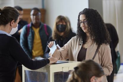 Una ciudadana francesa emite su voto en Saint Denis. Los colegios electorales abren en Francia metropolitana (continental) a las 8.00 de la mañana y cierran en su mayoría a las 19.00, salvo en las grandes ciudades, donde algunos permanecen abiertos hasta las 20.00. 