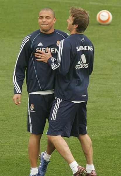 Ronaldo y Beckham bromean en un entrenamiento.
