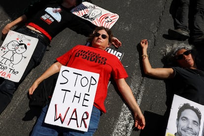Protesta frente a la Embajada de Estados Unidos en Tel Aviv para poner fin al conflicto en Gaza y liberar a los rehenes israelíes secuestrados por Hamás, este sábado.