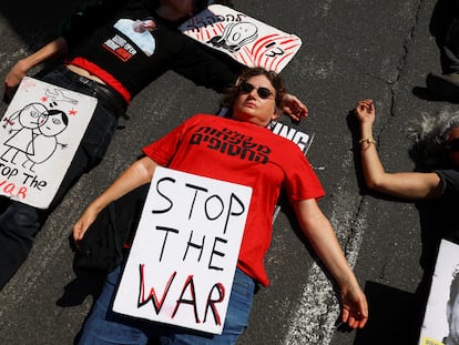 Protesta frente a la Embajada de Estados Unidos en Tel Aviv para poner fin al conflicto en Gaza y liberar a los rehenes israelíes secuestrados por Hamás, este sábado.