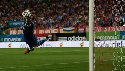 Iker se estira para despejar un balón en un partido de a Supercopa de España de 2014.