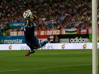 Iker se estira para despejar un balón en un partido de a Supercopa de España de 2014.