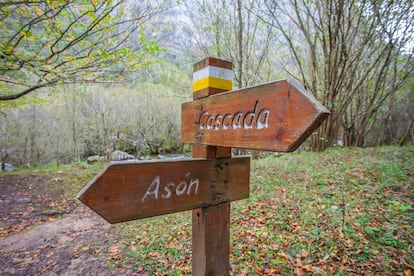 Señalización del nacimiento del Asón, en Soba (Cantabria).
