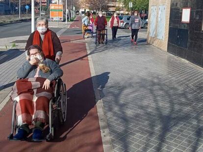 Estrella Guzmán, con bufanda roja, de paseo por Córdoba.