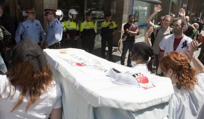Manifestación de personal del Hospital Clínic de Barcelona por los recortes en la sanidad pública en Cataluña.