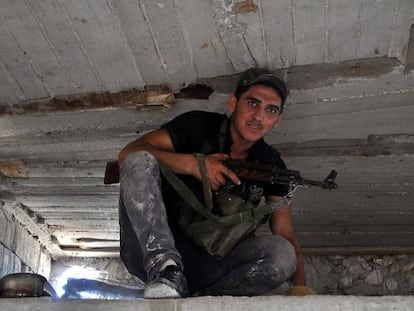 Un rebelde toma posiciones en un barrio de Alepo.