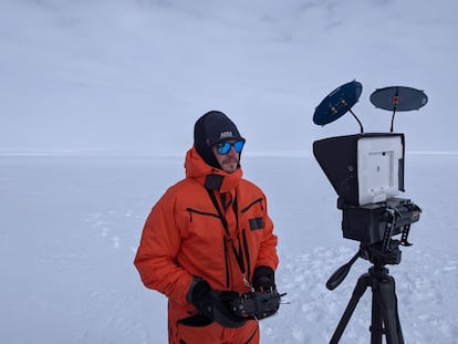 Matthew Boyer, pilota un dron para la recopilación de datos en la Antártida.