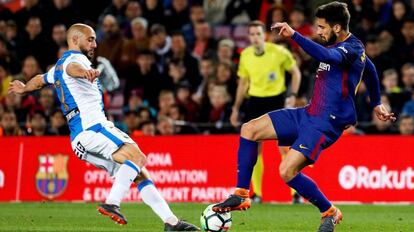 André Gomes pugna por la pelota ante Amrabat.