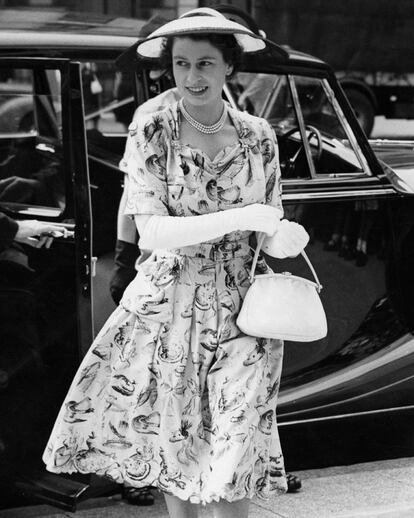 'Tea dress'. Estampados, sueltos y ligeros: la inspiración detrás de muchos de los vestidos de marcas como Bernadette, Rixo, Les Rêveries o Dôen bien podría salir del armario de la reina Isabel II de Inglaterra. ¿El origen? La bata informal con la que se recibía en casa a la hora del té. Precisamente ese espíritu distendido fue el que terminó asociándolo a los meses de calor. Y quizá por ello ha sido el estilo adoptado por la reina Letizia para su gira por España tras el confinamiento. En las colecciones primavera-verano 2020 aparece en firmas como Balenciaga, Prabal Gurung, Chloé, Paco Rabanne.