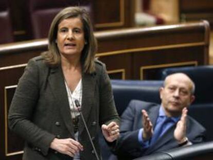 La ministra de Empleo, Fátima Báñez, es apludida por el ministro de Educación, Cultura y Deporte, José Ignacio Wert, durante su intervención en la sesión de control al Gobierno en el Congreso de los Diputados. EFE/Archivo