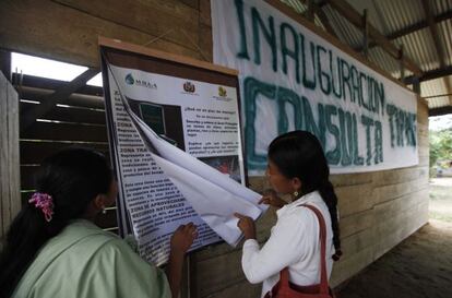 A woman looks for information at a voting station in San Miguelito, in the Tipnis.